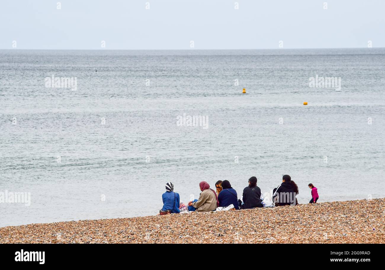 Brighton UK 30. August 2021 - Brighton Strand ist ruhig an einem bewölkten August Feiertag Montag Morgen . : Credit Simon Dack / Alamy Live News Stockfoto