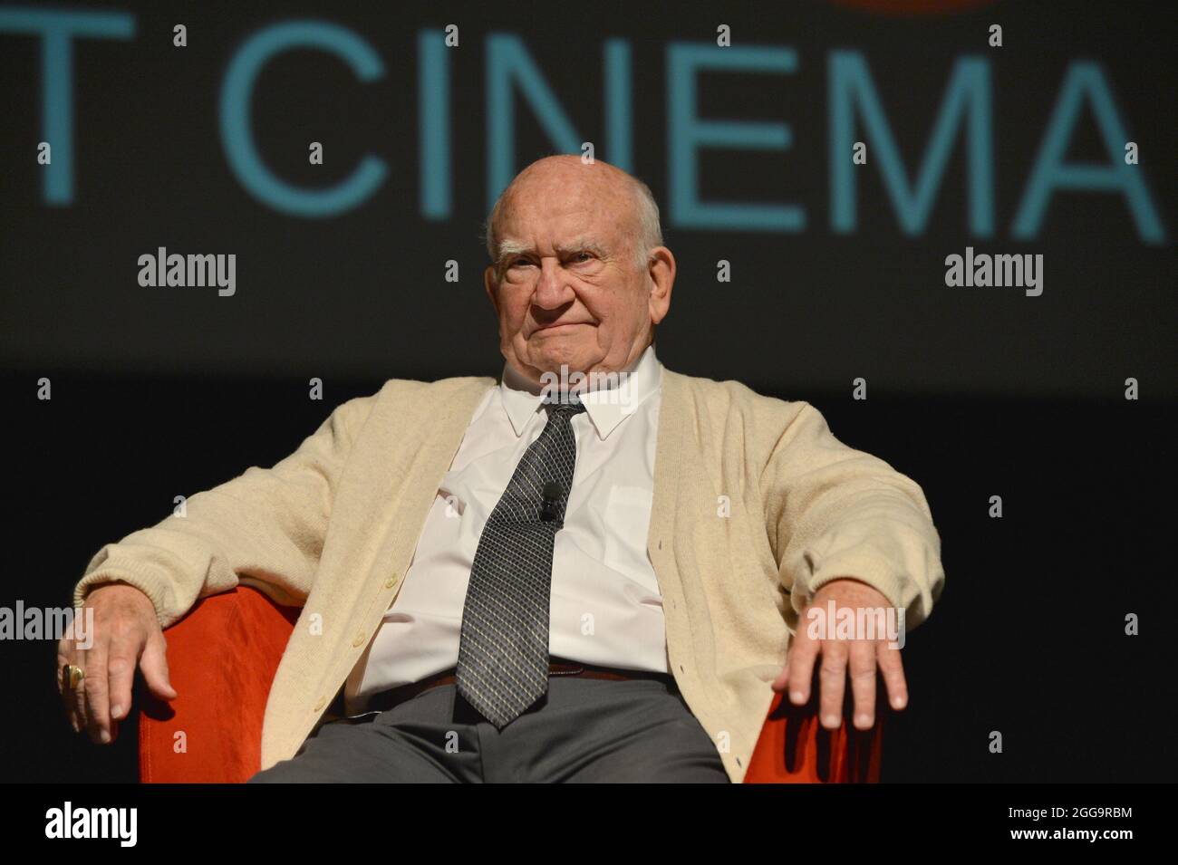 FORT LAUDERDALE, FL - OKTOBER 23: Der Schauspieler Ed Asner wird beim 28. Jährlichen Fort Lauderdale International Film Festival im Cinema Paradiso mit dem FLiFF Lifetime Achievement Award ausgezeichnet. Mr. Asners Live-Performance einer Szene aus dem FDR, gefolgt von einem moderierten Q&A über seine Karriere. Edward Asner (geboren am 15. November 1929), allgemein bekannt als Ed Asner, ist ein amerikanischer Film-, Fernseh-, Bühnen- und Stimmdarsteller und ehemaliger Präsident der Screen Actors Guild. Er ist vor allem für seine Rolle als Lou Grant in den 1970er und frühen 1980er Jahren, sowohl auf der Mary Tyler Moore Show als auch auf der ITS, bekannt Stockfoto