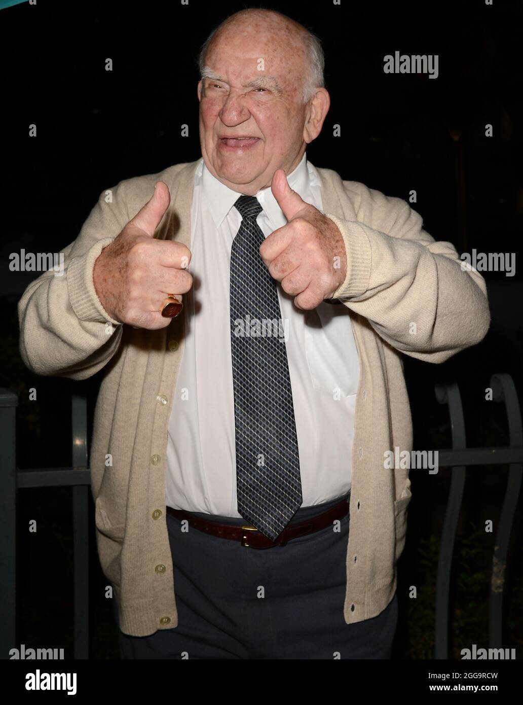 FORT LAUDERDALE, FL - OKTOBER 23: Der Schauspieler Ed Asner wird beim 28. Jährlichen Fort Lauderdale International Film Festival im Cinema Paradiso mit dem FLiFF Lifetime Achievement Award ausgezeichnet. Mr. Asners Live-Performance einer Szene aus dem FDR, gefolgt von einem moderierten Q&A über seine Karriere. Edward Asner (geboren am 15. November 1929), allgemein bekannt als Ed Asner, ist ein amerikanischer Film-, Fernseh-, Bühnen- und Stimmdarsteller und ehemaliger Präsident der Screen Actors Guild. Er ist vor allem für seine Rolle als Lou Grant in den 1970er und frühen 1980er Jahren, sowohl auf der Mary Tyler Moore Show als auch auf der ITS, bekannt Stockfoto