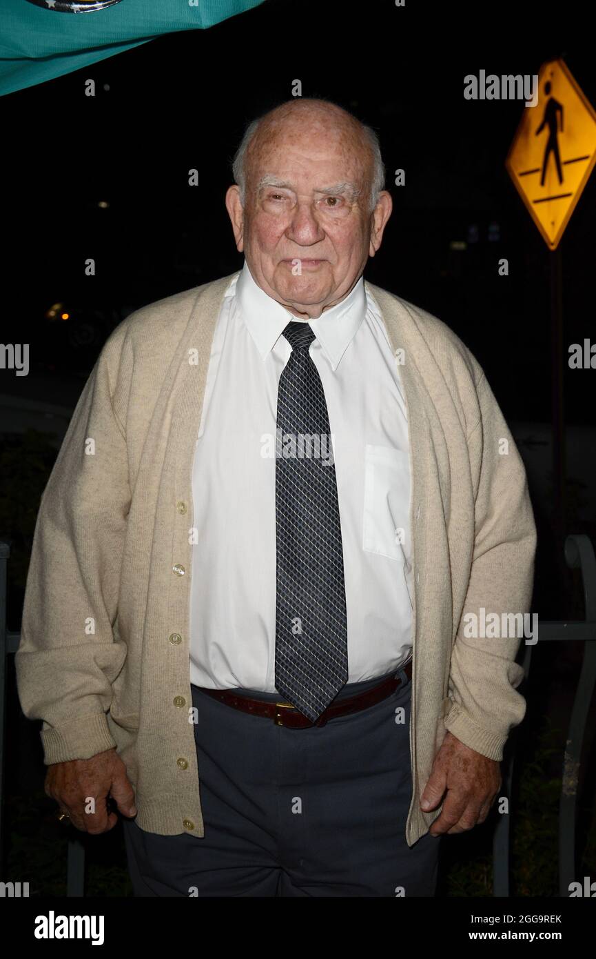 FORT LAUDERDALE, FL - OKTOBER 23: Der Schauspieler Ed Asner wird beim 28. Jährlichen Fort Lauderdale International Film Festival im Cinema Paradiso mit dem FLiFF Lifetime Achievement Award ausgezeichnet. Mr. Asners Live-Performance einer Szene aus dem FDR, gefolgt von einem moderierten Q&A über seine Karriere. Edward Asner (geboren am 15. November 1929), allgemein bekannt als Ed Asner, ist ein amerikanischer Film-, Fernseh-, Bühnen- und Stimmdarsteller und ehemaliger Präsident der Screen Actors Guild. Er ist vor allem für seine Rolle als Lou Grant in den 1970er und frühen 1980er Jahren, sowohl auf der Mary Tyler Moore Show als auch auf der ITS, bekannt Stockfoto