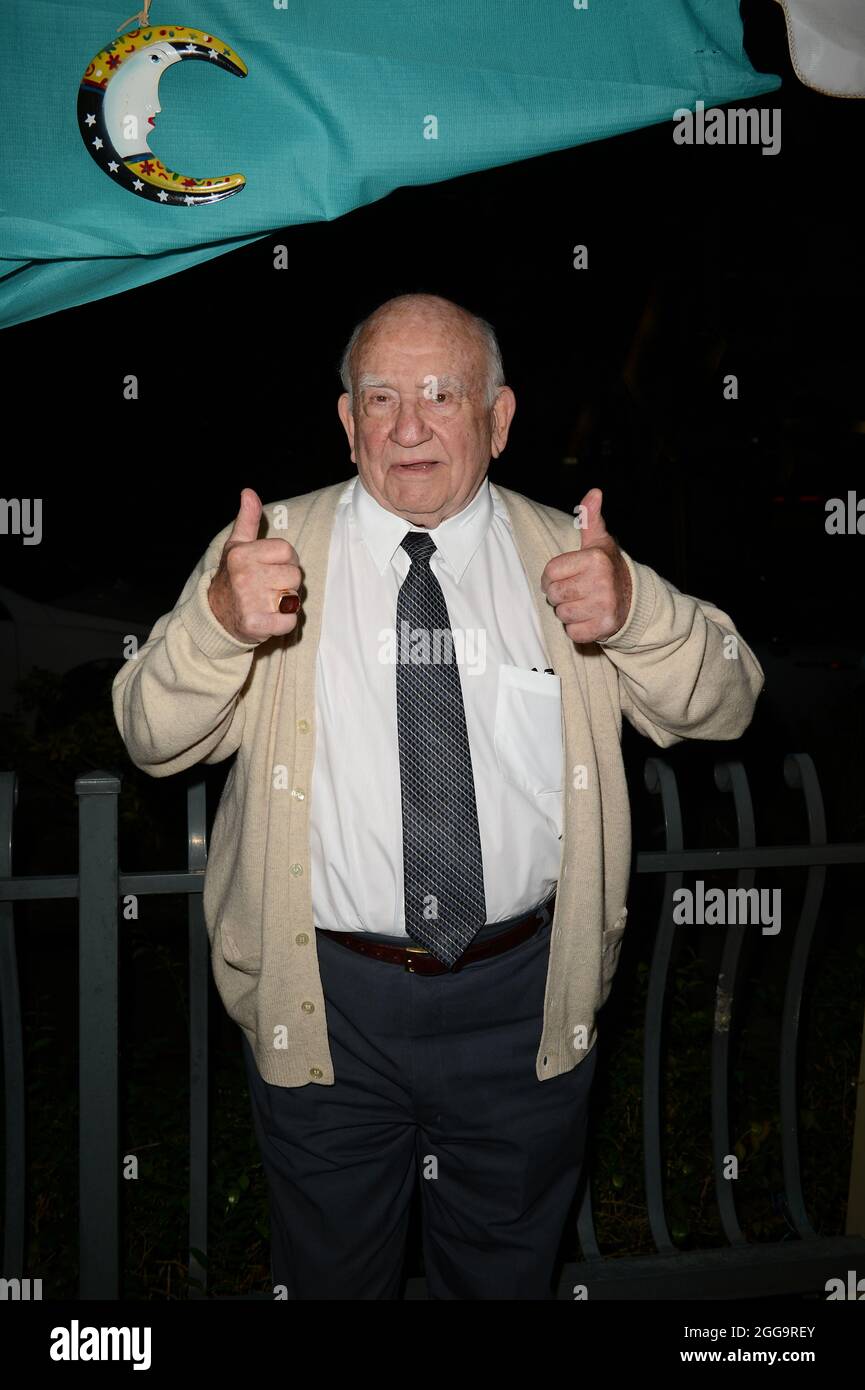 FORT LAUDERDALE, FL - OKTOBER 23: Der Schauspieler Ed Asner wird beim 28. Jährlichen Fort Lauderdale International Film Festival im Cinema Paradiso mit dem FLiFF Lifetime Achievement Award ausgezeichnet. Mr. Asners Live-Performance einer Szene aus dem FDR, gefolgt von einem moderierten Q&A über seine Karriere. Edward Asner (geboren am 15. November 1929), allgemein bekannt als Ed Asner, ist ein amerikanischer Film-, Fernseh-, Bühnen- und Stimmdarsteller und ehemaliger Präsident der Screen Actors Guild. Er ist vor allem für seine Rolle als Lou Grant in den 1970er und frühen 1980er Jahren, sowohl auf der Mary Tyler Moore Show als auch auf der ITS, bekannt Stockfoto