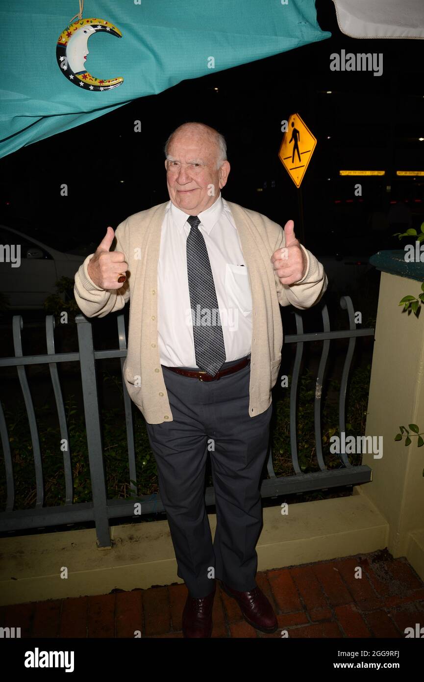 FORT LAUDERDALE, FL - OKTOBER 23: Der Schauspieler Ed Asner wird beim 28. Jährlichen Fort Lauderdale International Film Festival im Cinema Paradiso mit dem FLiFF Lifetime Achievement Award ausgezeichnet. Mr. Asners Live-Performance einer Szene aus dem FDR, gefolgt von einem moderierten Q&A über seine Karriere. Edward Asner (geboren am 15. November 1929), allgemein bekannt als Ed Asner, ist ein amerikanischer Film-, Fernseh-, Bühnen- und Stimmdarsteller und ehemaliger Präsident der Screen Actors Guild. Er ist vor allem für seine Rolle als Lou Grant in den 1970er und frühen 1980er Jahren, sowohl auf der Mary Tyler Moore Show als auch auf der ITS, bekannt Stockfoto