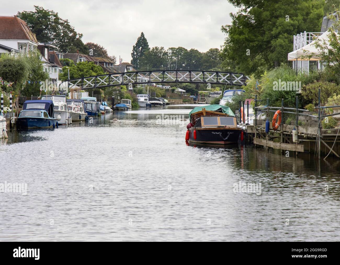 Private Fußgängerbrücke über die themse bei sunbury in surrey Stockfoto