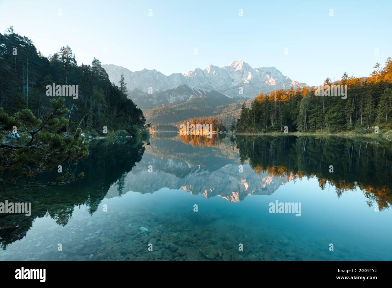 Fantastischer Morgen am Bergsee Eibsee, gelegen in Bayern, Deutschland. Dramatische ungewöhnliche Szene. Alpen, Europa. Landschaftsfotografie Stockfoto