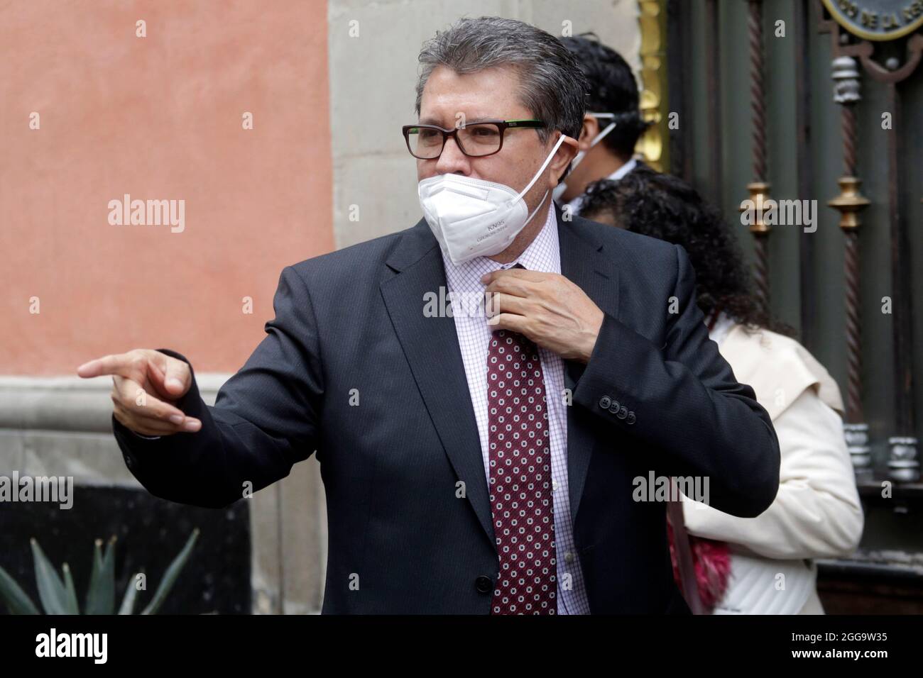 Mexiko-Stadt, Mexiko. August 2021. Der Präsident des Senats, Ricardo Monreal, kommt zur Vollversammlung der Senatoren der Nationalen Regenerationspartei Mexikos. Am 28. August 2021 in Mexiko-Stadt, Mexiko. (Foto: Luis Barron/Eyepix Group) (Foto: Eyepix/Sipa USA) Quelle: SIPA USA/Alamy Live News Stockfoto