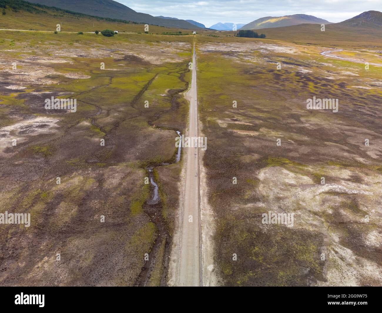 Garve, Schottland, Großbritannien. 30. August 2021.der niedrige Wasserstand im Stausee von Loch Glascarnoch bei Garve hat bisher verborgene Strukturen enthüllt, darunter eine alte Straße, eine Brücke und Telegrafenmasten. Die alte Straße war die Hauptroute von Ullapool nach Dingwall, bis die aktuelle neue Straße neben dem Stausee gebaut wurde. Der Stausee in Glen Glascarnoch wurde in den 1950er Jahren als Teil des Wasserkraftwerks Conon gegründet. Iain Masterton/Alamy Live News. Stockfoto