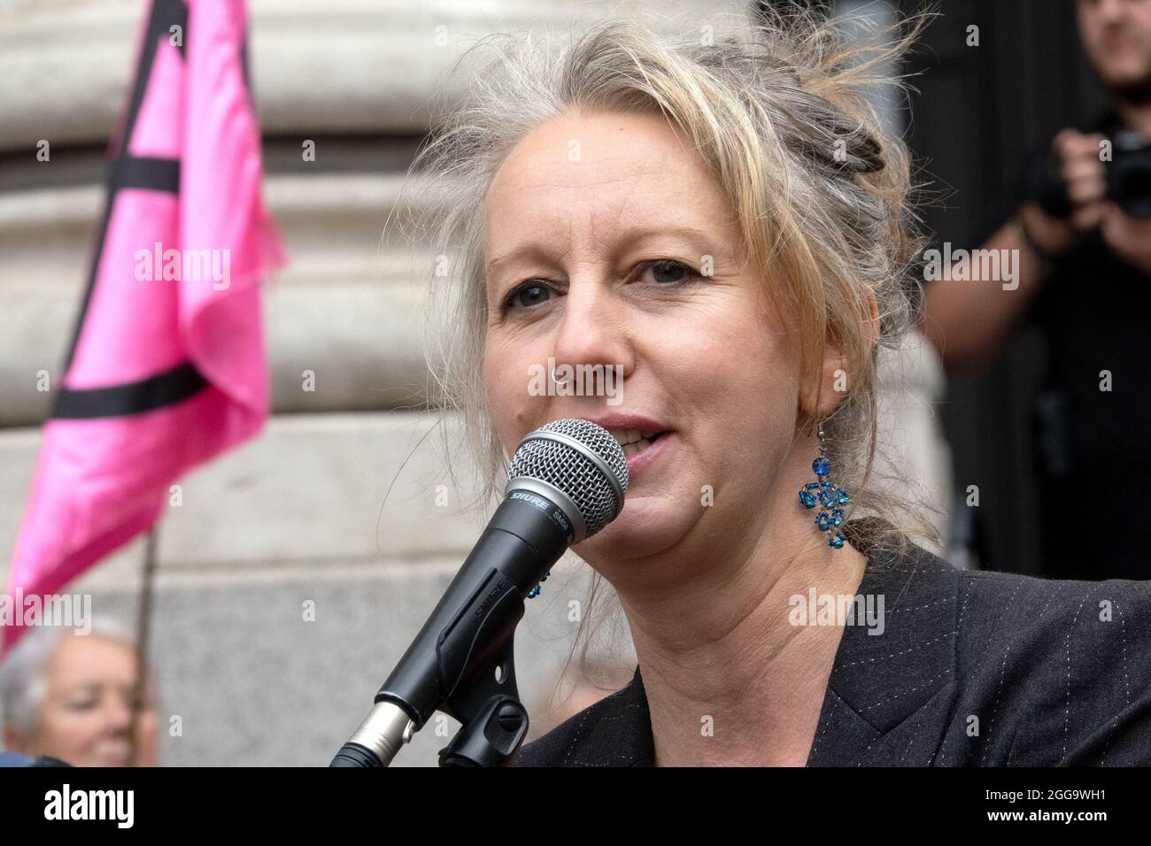Gail Bradbrook - Umweltaktivistin und Mitbegründer von Extinction Rebellion - spricht am 27. August bei einer XR-Demonstration in der Bank of England Stockfoto
