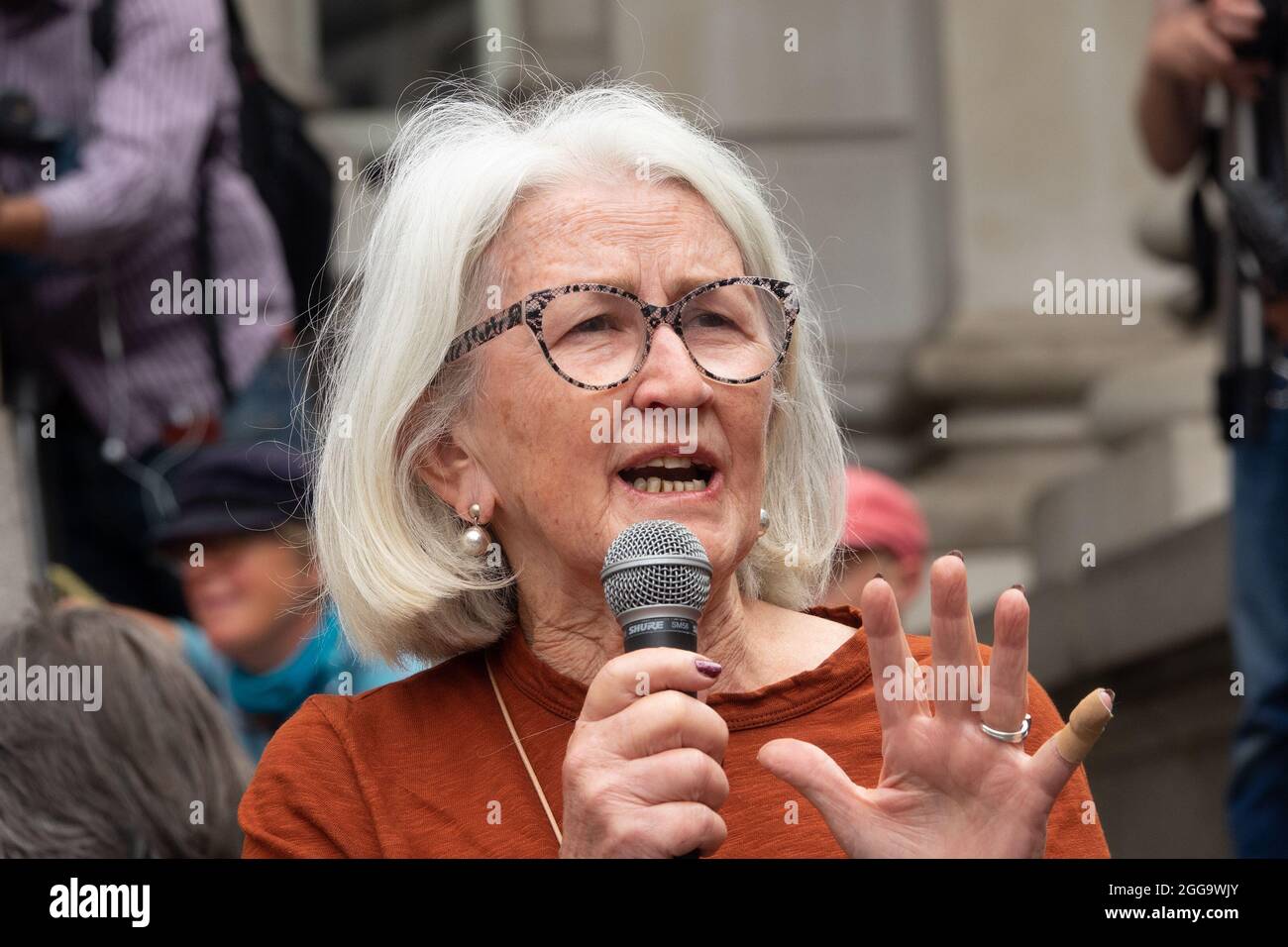 Ann Pettifor - Ökonomin und Autorin - spricht bei einer Demonstration der Extinction Rebellion in der Bank of England, 27. August 2021 Stockfoto