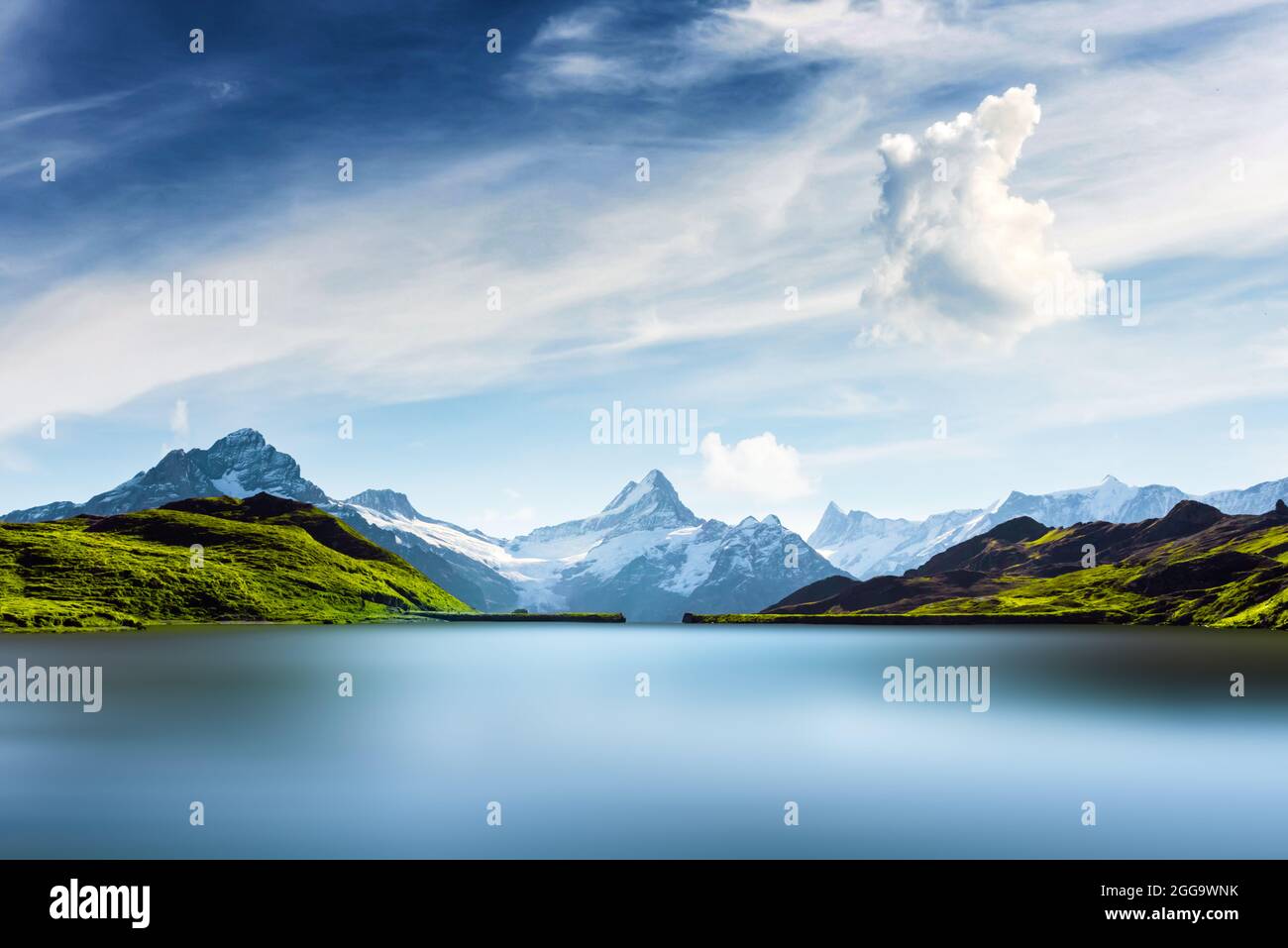 Bachalpsee in Schweizer Alpen. Verschneite Gipfel von Wetterhorn, Mittelhorn und Rosenhorn im Hintergrund. Grindelwald Tal, Schweiz. Landschaftsfotografie Stockfoto
