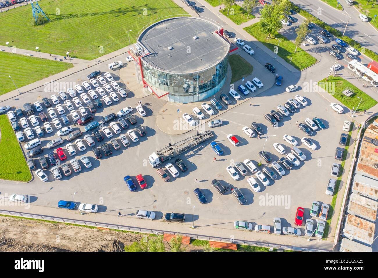 Autohaus Parkplatz, viele Autos oben Luftbild Stockfoto