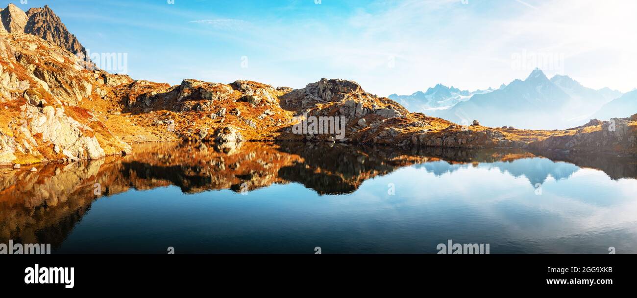 Malerisches Panorama auf den Chesery See (Lac De Cheserys) und verschneite Monte Bianco Berge im Hintergrund, Chamonix, Frankreich Alpen. Landschaftsfotografie Stockfoto