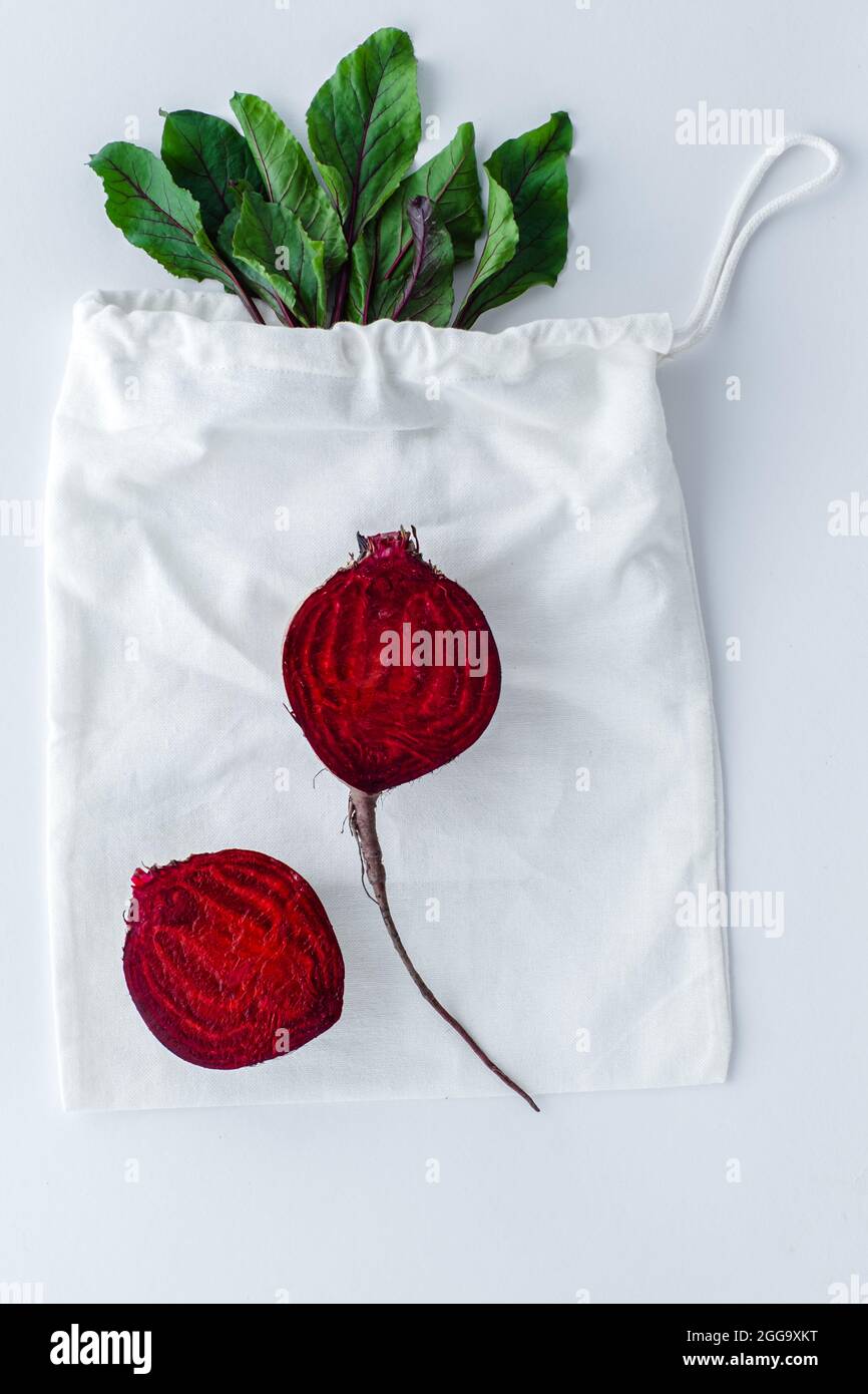 Rote Rüben auf weißem Hintergrund. Kreatives Konzept von umweltfreundlichen Taschen und retten die Welt vor Plastikmüll. Hochwertige Fotos Stockfoto