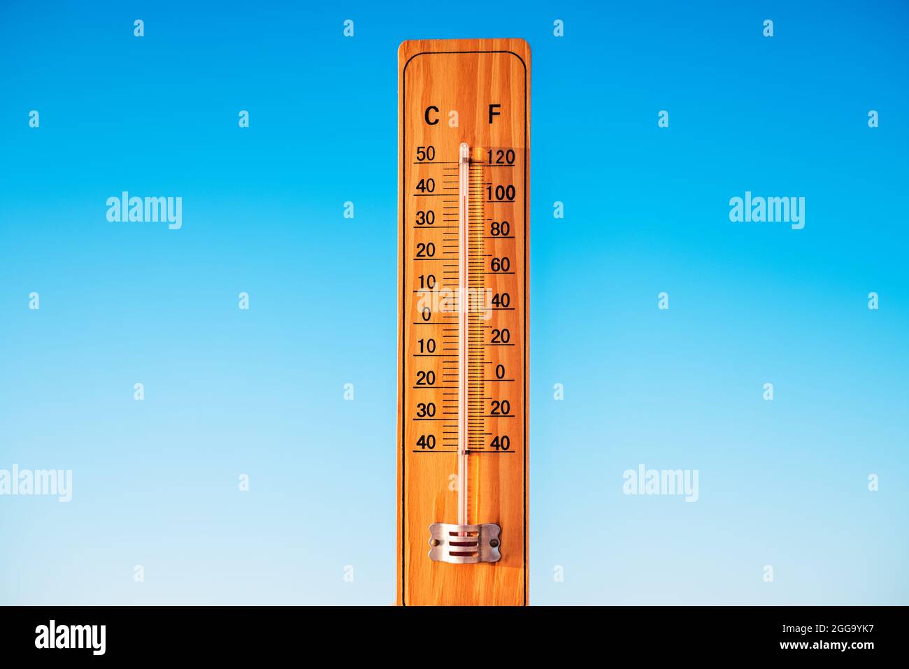 Thermometer und blauer Himmel. Die Hitze. Heißer Sommertag. Stockfoto
