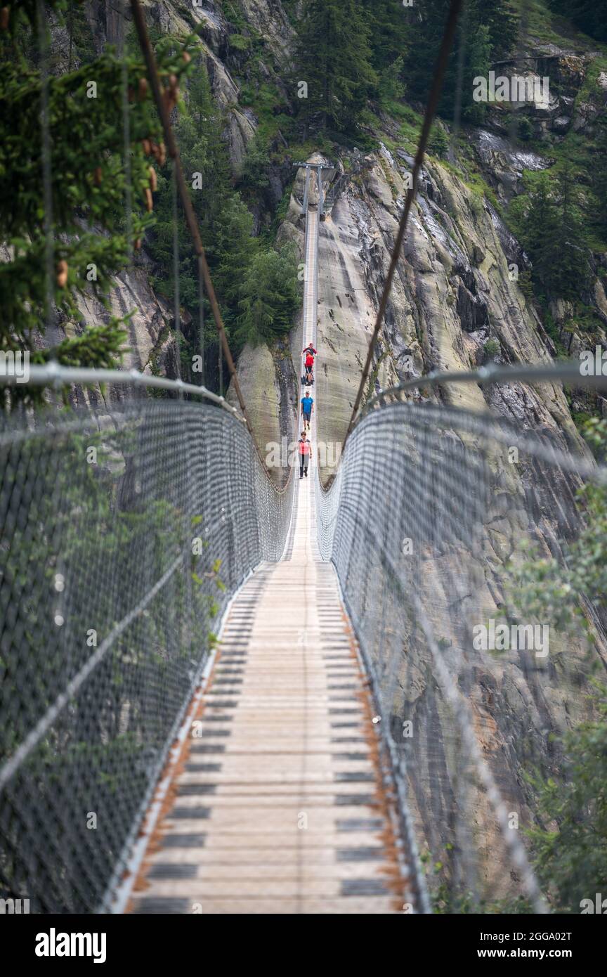 Beeindruckende Aspi-Titter Hängebrücke zwischen Bellwald und Fiesch im Wallis Stockfoto