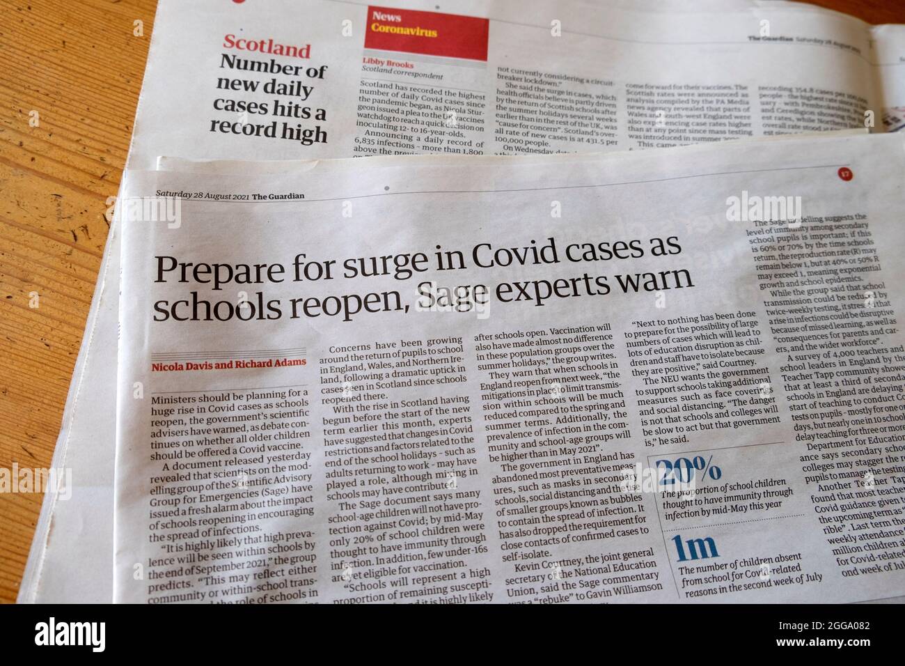 „Bereiten Sie sich auf den Anstieg der Covid-Fälle vor, wenn die Schulen wieder geöffnet werden, warnen Sage-Experten“, titelt die Zeitung Guardian am 28. August 2021 in London, Großbritannien, einen covid-Artikel über die Schule Stockfoto