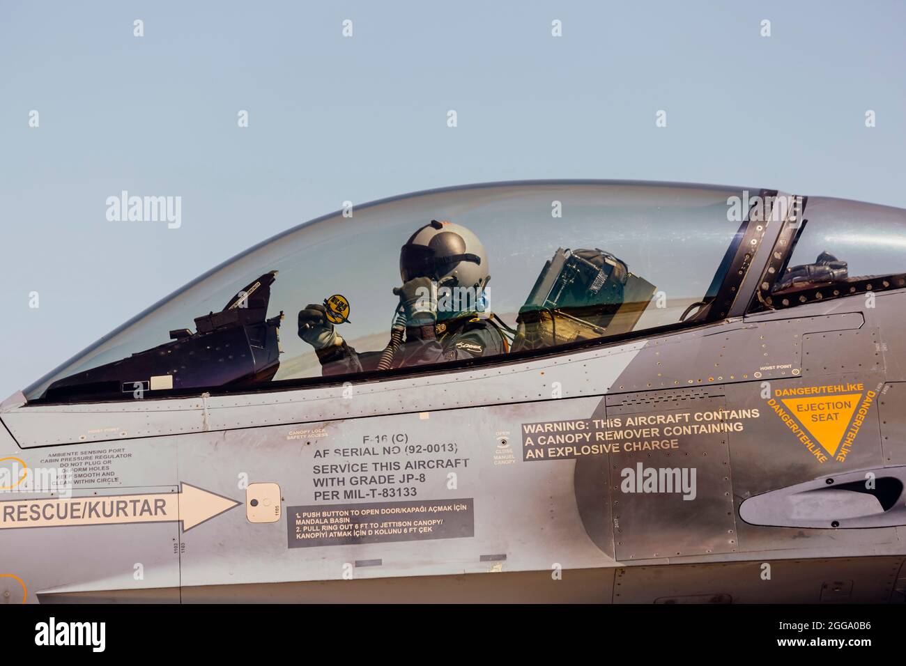 Konya, TÜRKEI - 07.01.2021: IM ANATOLISCHEN ADLER 2021 TRAINING; türkischer Kampfflugzeug-Pilot grüsst während er ein Taxi nimmt Stockfoto