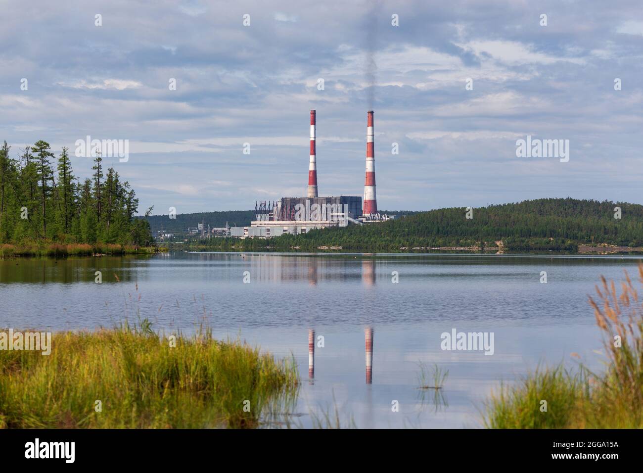Landschaft mit Blick auf das staatliche Kraftwerk Neryungrinsaya. Russland, Jakutien Stockfoto