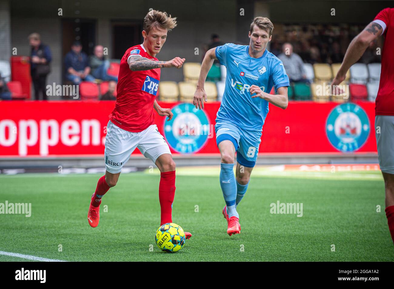 Silkeborg, Dänemark. August 2021. Oliver Sonne (5) von Silkeborg IF und Simon Piesinger (8) von Randers FC beim 3F Superliga-Spiel zwischen Silkeborg IF und Randers FC im Jysk Park in Silkeborg. (Foto: Gonzales Photo/Alamy Live News Stockfoto