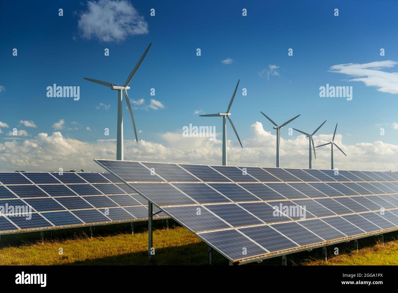 Windenergieanlagen für Windkraftanlagen und Solarmodule auf dem Windpark Stockfoto