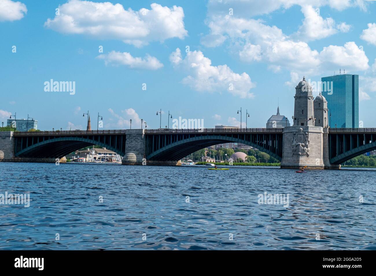 Die Longfellow Bridge ist eine Stahlrippenbogenbrücke, die den Charles River überspannt und Bostons Beacon Hill-Viertel mit dem Kendall Square-Gebiet verbindet Stockfoto