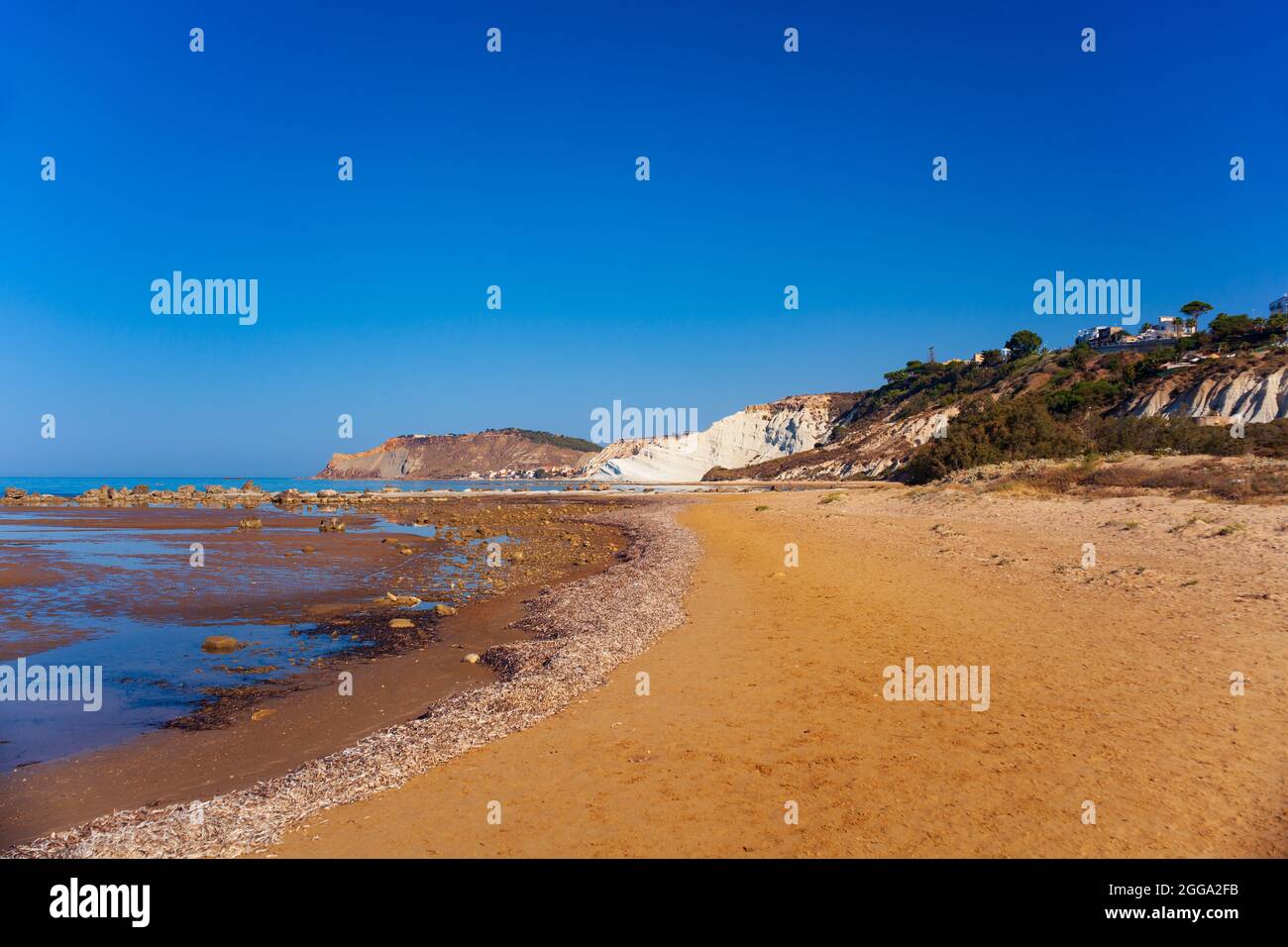 Blick auf die weißen Kalksteinfelsen mit Strand an der Scala dei Turchi in englischer Sprache Türkenstair in der Nähe von Realmonte in der Provinz Agrigento. Sizilien, Ital Stockfoto