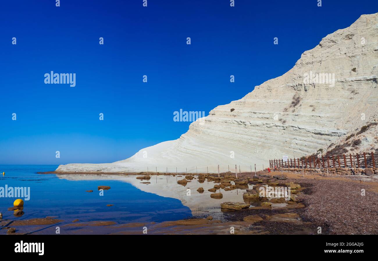 Blick auf die weißen Kalksteinfelsen mit Strand an der Scala dei Turchi in englischer Sprache Türkenstair in der Nähe von Realmonte in der Provinz Agrigento. Sizilien, Ital Stockfoto