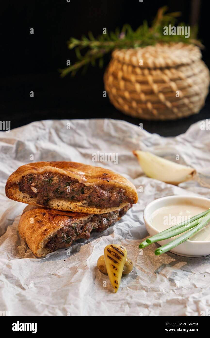 Traditionelle arabische Küche arais. Gegrillter Kebab in einer Pita Stockfoto