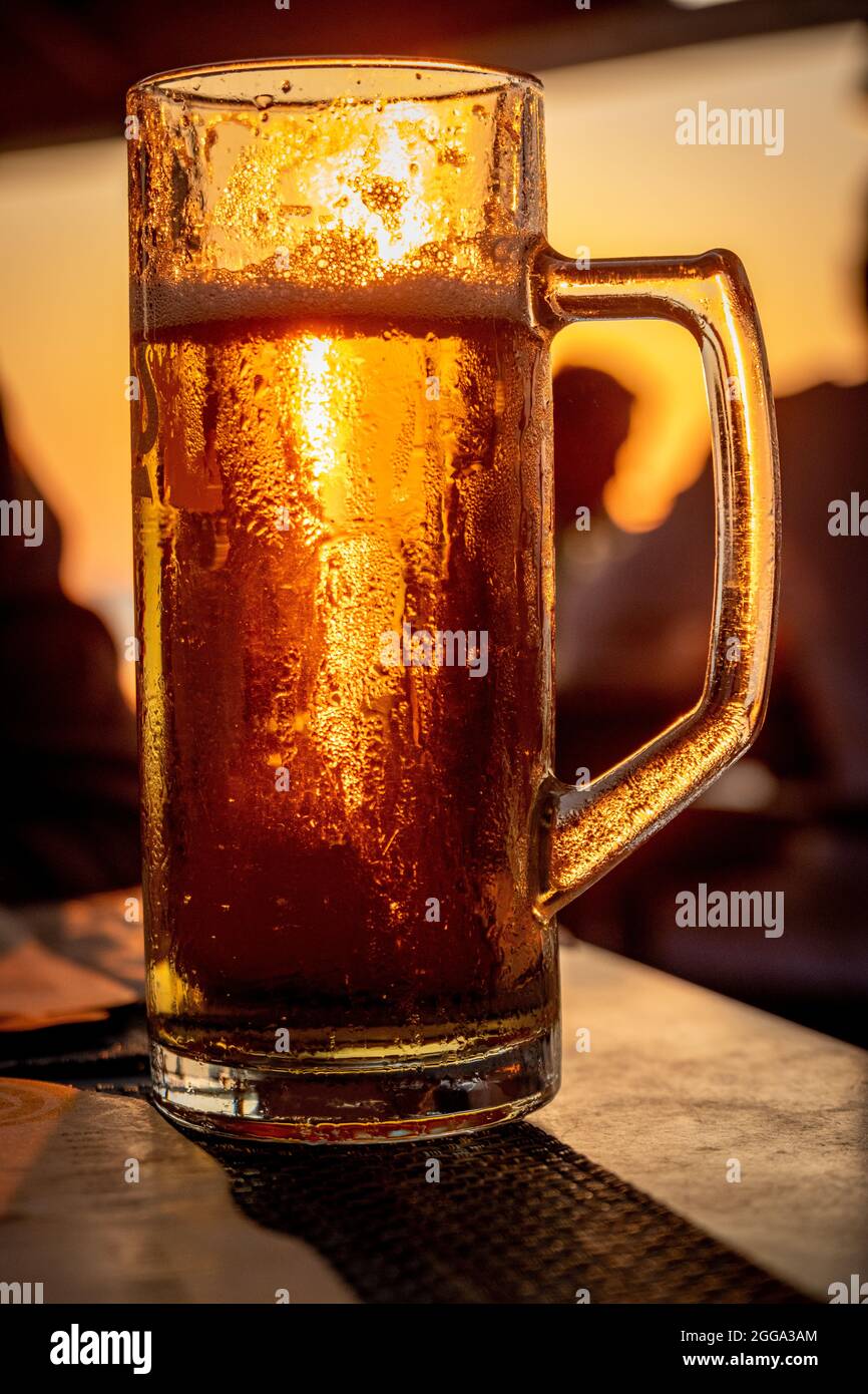 Sonne scheint durch das Goldene griechische Mythos Bier auf Kos Stockfoto
