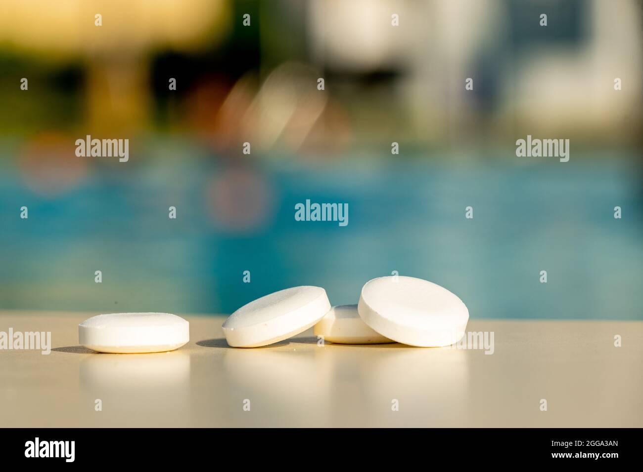 Eine Broteinheit oder vier Stücke Dextrose vor einem Hotelpool Stockfoto