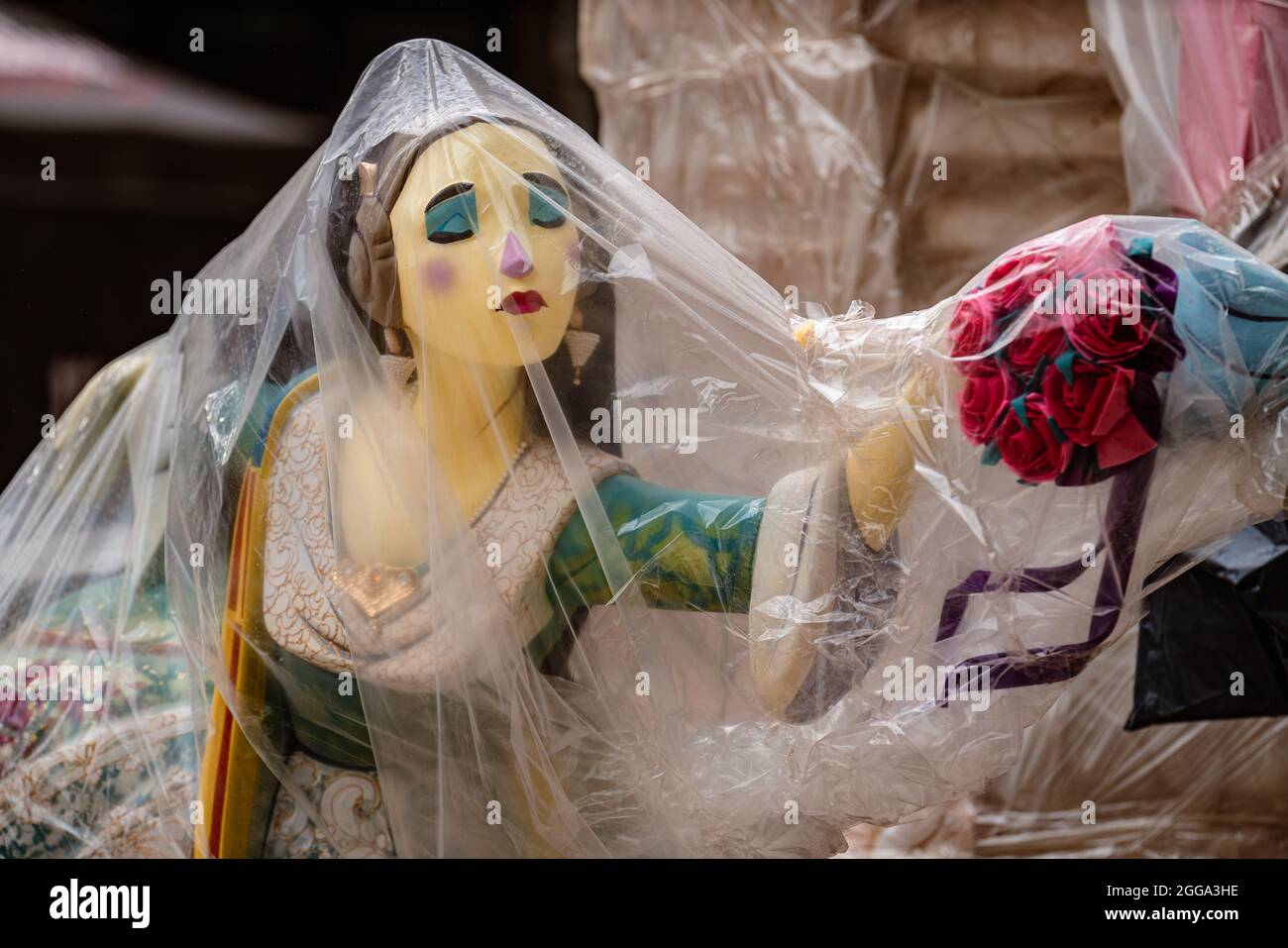 Valencia, Spanien. 30. August 2021. Figur, die als „Ninot“ bekannt ist und eine Frau darstellt, die in traditioneller Kleidung für die Fallas gekleidet ist. Falla NaJordana Stockfoto