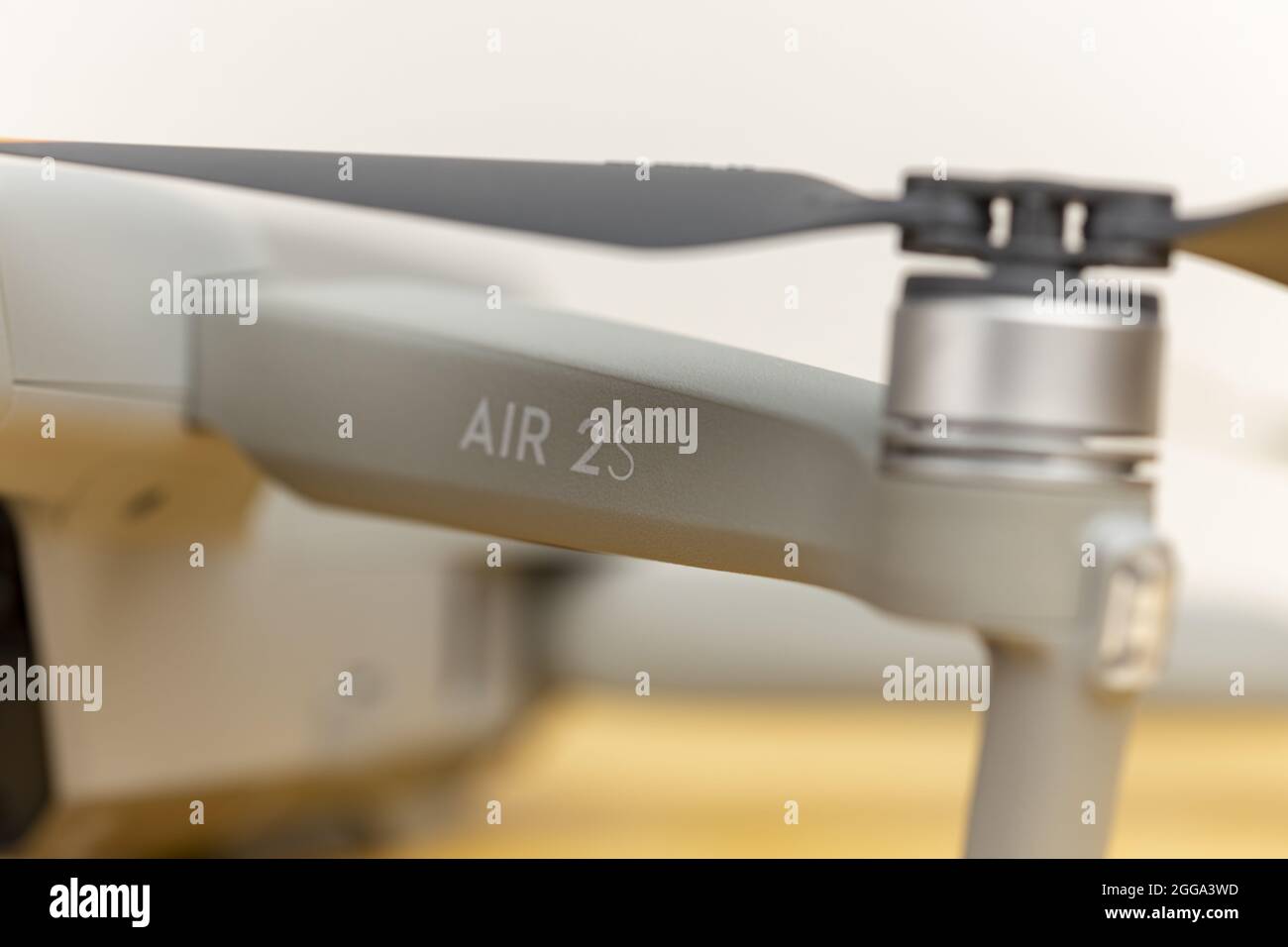 ZUTPHEN, NIEDERLANDE - 06. Aug 2021: Einer der Propellerarme der Air 2S Quadcopter Drohne mit eingravierter DJI- und Namenslogo. Stockfoto