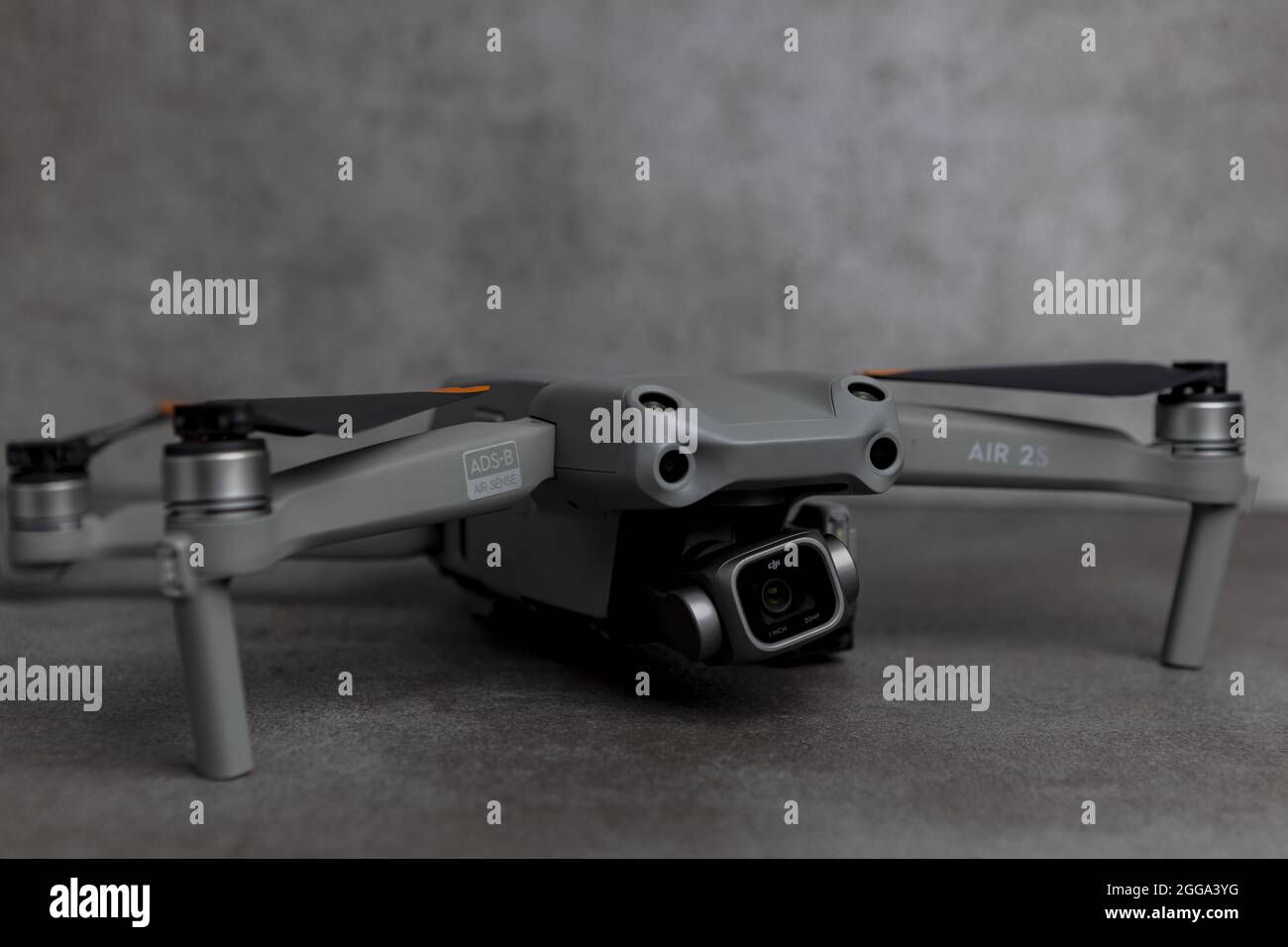 ZUTPHEN, NIEDERLANDE - 06. Aug 2021: Geneigter Gimbal eines 1-Zoll-Kamerasensors mit ND-Filter der Quadcopter-Drohne DJI Air 2S aus nächster Nähe mit sen Stockfoto