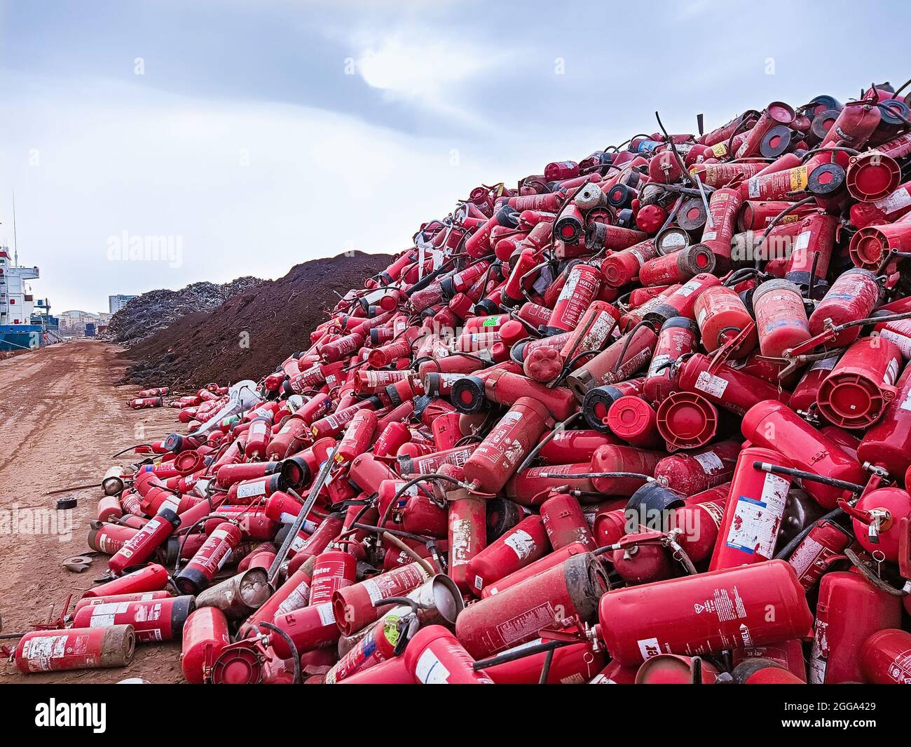 Viele gebrauchte Feuerlöscher werden am Dock im Hafen für die Beladung und das Recycling vorbereitet. Alte Feuerlöscher werden zum Recycling und zur Entsorgung gesammelt Stockfoto