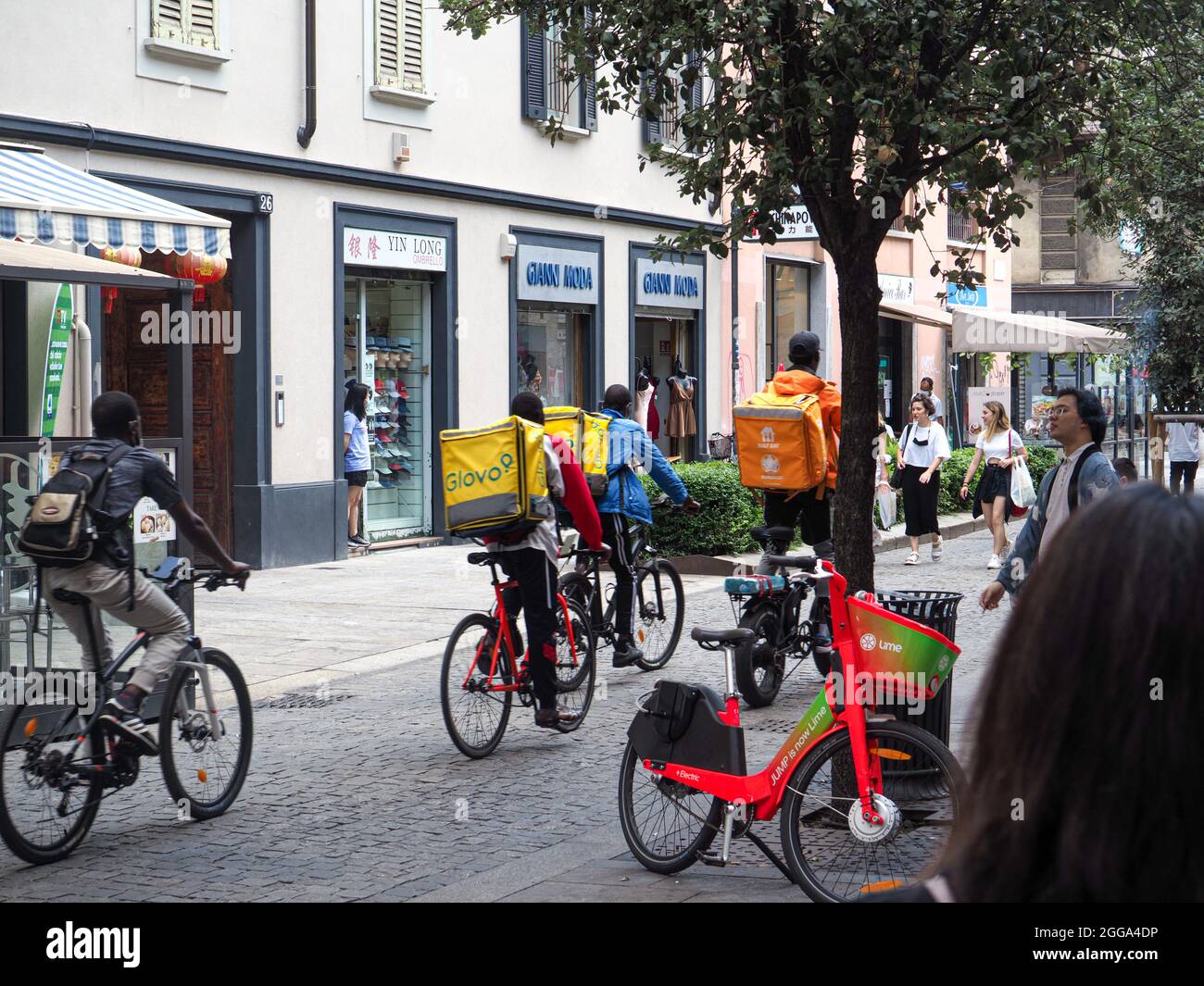 MAILAND, ITALIEN - 08. Aug 2021: Food Delivery App-Fahrer transportieren Mahlzeiten, um sie im Sommer auf den Straßen von Mailand zu ihren Kunden abzusetzen Stockfoto