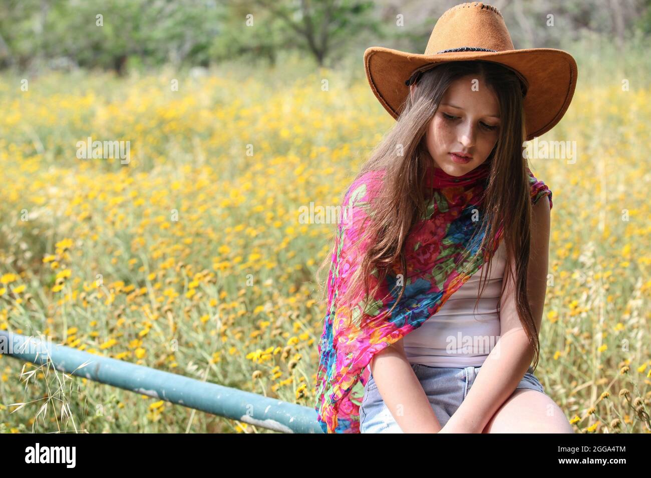 Nachdenkliches Mädchen von 12 Jahren auf einem Feld Stockfoto