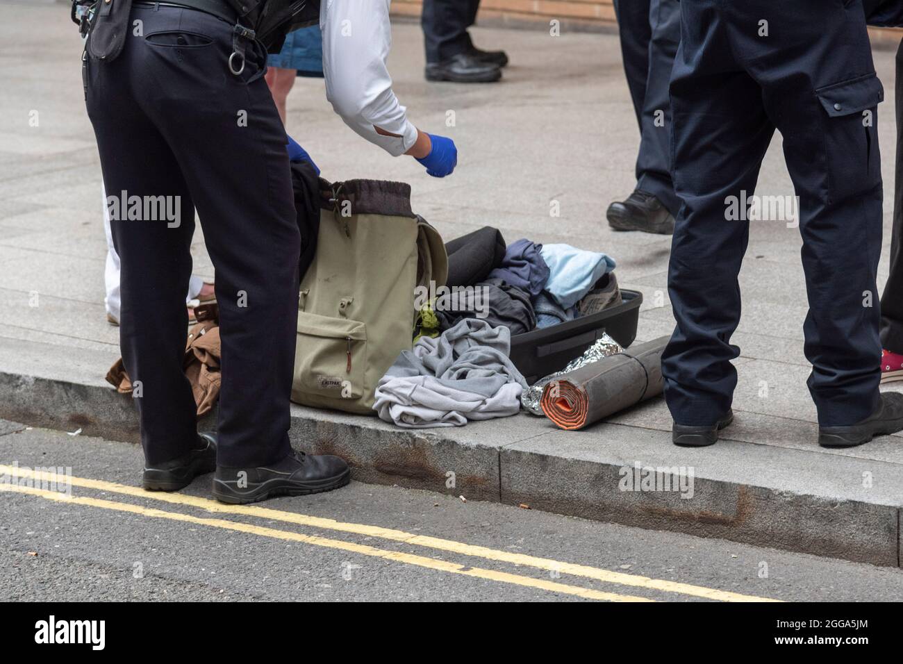 London, Großbritannien. August 2021. Die Polizei stoppt und durchsucht Aktivisten im Gebäude der News Corp während des Extinction Rebellion Protests, während sie in London die „Impossible Tea Party“ veranstalten. Kredit: SOPA Images Limited/Alamy Live Nachrichten Stockfoto