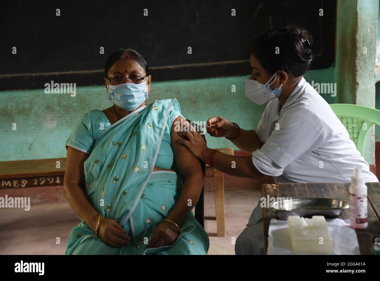 Guwahati, Guwahati, Indien. August 2021. Eine Krankenschwester, die am Sonntag, dem 29. August 2021, einer Frau in einem Impfzentrum in Guwahati Assam Indien eine COVID-19-Injektion verabreicht. (Bild: © Dasarath DekaZUMA Press Wire) Stockfoto