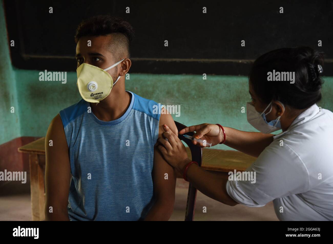 Guwahati, Guwahati, Indien. August 2021. Eine Krankenschwester, die einem Jugendlichen in einem Impfzentrum in Guwahati Assam Indien am Sonntag, dem 29. August 2021, eine COVID-19-Injektion verabreicht. (Bild: © Dasarath Deka/ZUMA Press Wire) Stockfoto
