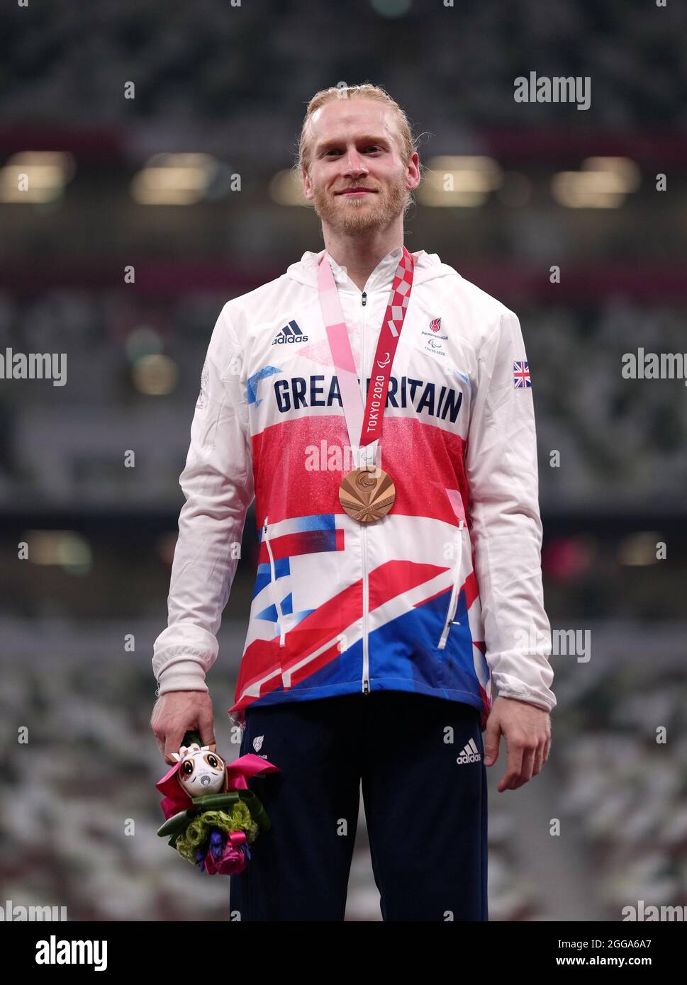 Der britische Jonnie Pfau erhält seine Bronzemedaille für die 100 m - T64 der Männer während der Leichtathletik im Olympiastadion am sechsten Tag der Paralympischen Spiele in Tokio 2020 in Japan. Bilddatum: Montag, 30. August 2021. Stockfoto