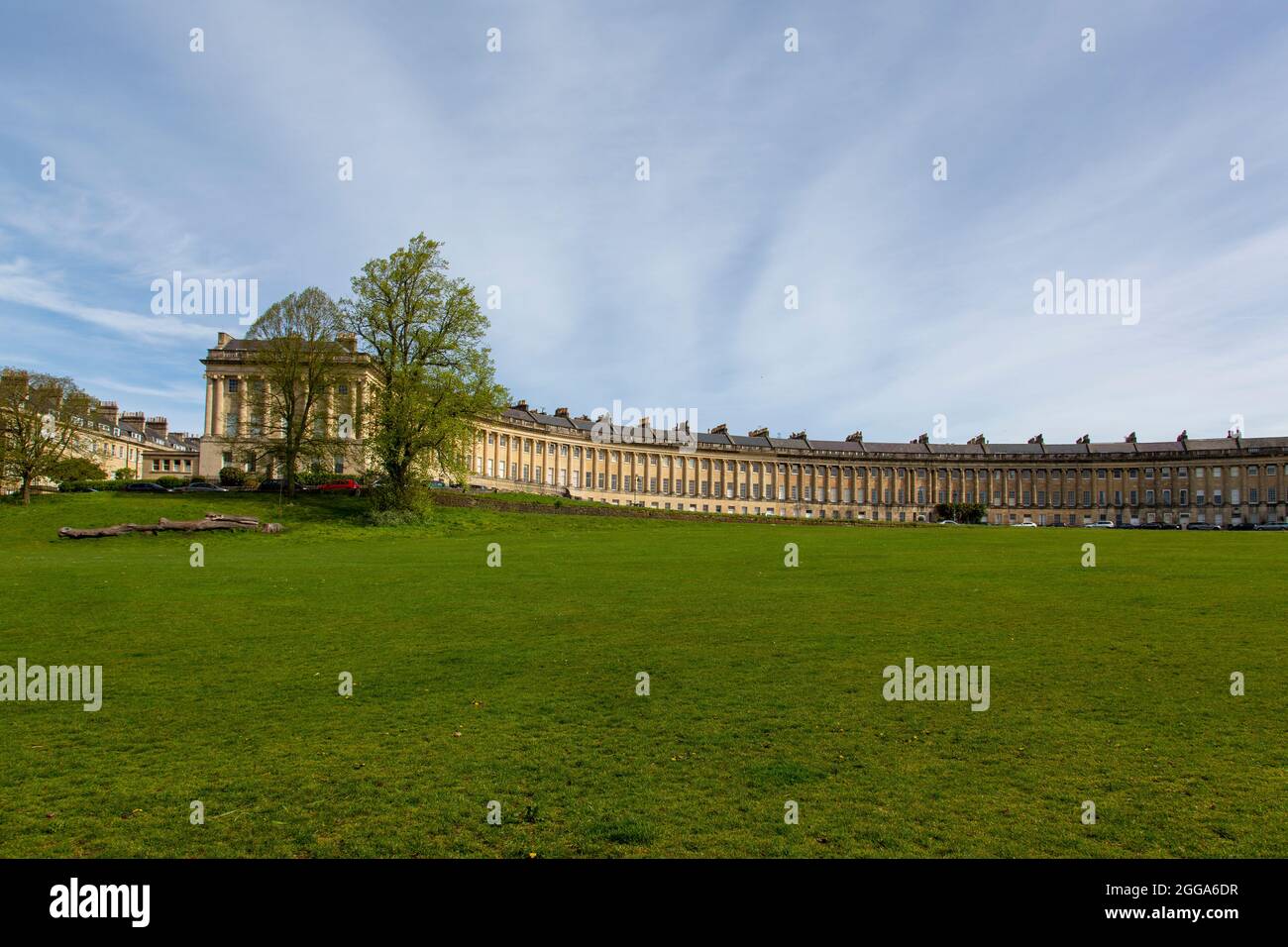 Das denkmalgeschützte Royal Crescent, entworfen von John Wood dem Jüngeren und erbaut zwischen 1767 und 1774, in der Weltkulturerbe-Stadt Bath, Großbritannien Stockfoto