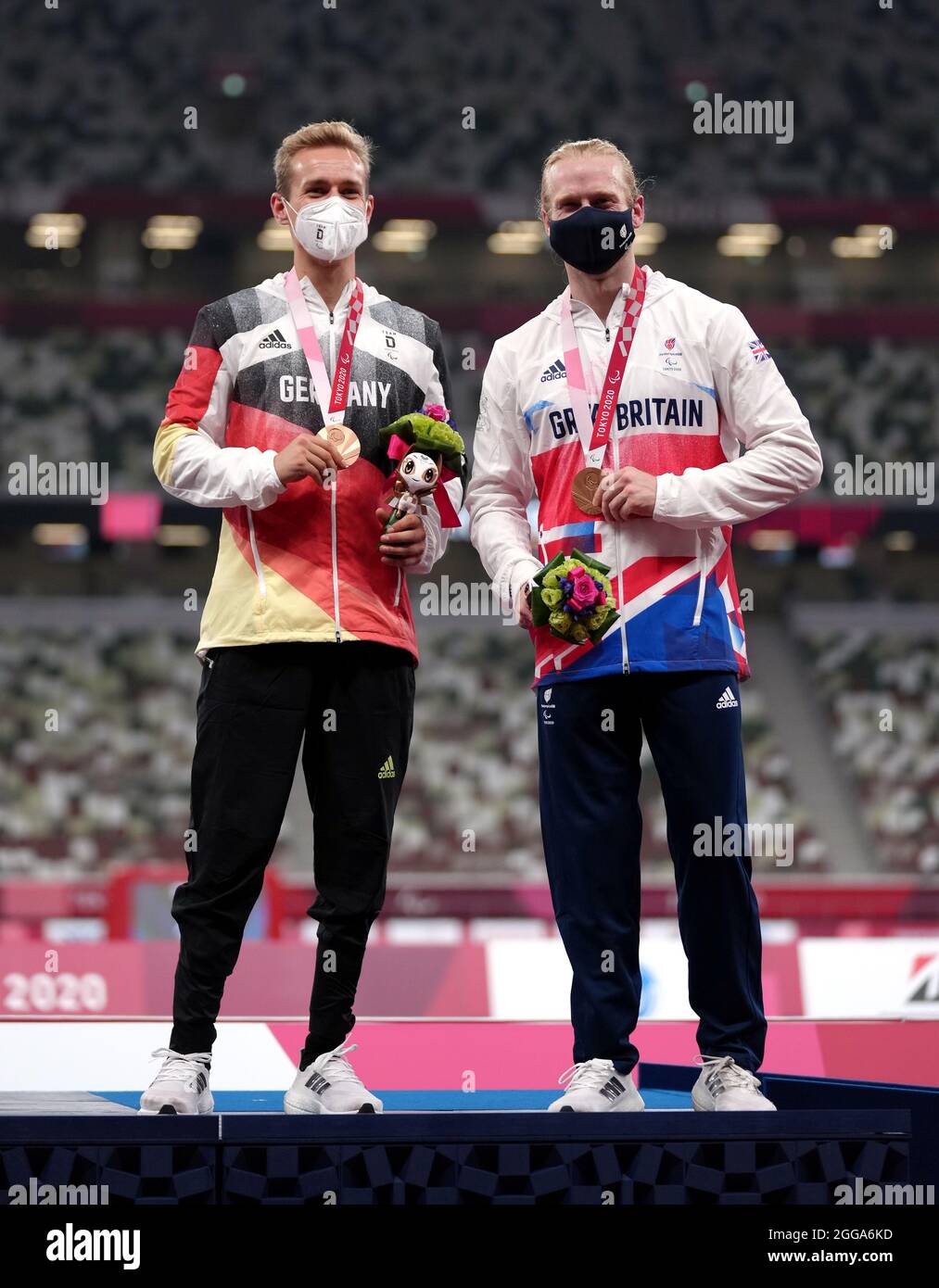 Der britische Jonnie Pfau mit seiner Bronzemedaille zusammen mit dem gemeinsamen Bronzemedaillengewinnerin Johannes Floors für die Männer von 100 m - T64 während der Leichtathletik im Olympiastadion am sechsten Tag der Paralympischen Spiele in Tokio 2020 in Japan. Bilddatum: Montag, 30. August 2021. Stockfoto