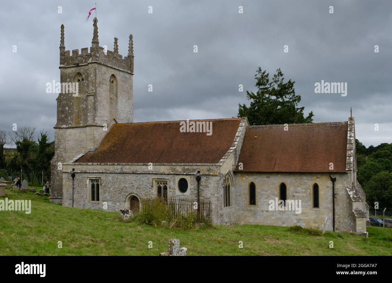 Imber, Wiltshire, Großbritannien. August 2021. Imber ist ein verlassenes Dorf in der Salisbury Plain, das seit 1943 für die Ausbildung der Armee genutzt wird. Das Dorf wurde im Weltkrieg 2 mit dem Versprechen, dass die Dorfbewohner später zurückkehren könnten, beschlagnahmt; ein Versprechen, das nicht eingehalten wurde. Einige der Gebäude befinden sich in einem grundlegenden Reparaturzustand durch die Armee. Ausnahme ist die St. Giles Church, die abgezäunt ist und unter dem Schutz des Churches Preservation Trust steht. Es ist das einzige Gebäude mit Glas in den Fenstern. Kredit: JMF Nachrichten/Alamy Live Nachrichten Stockfoto