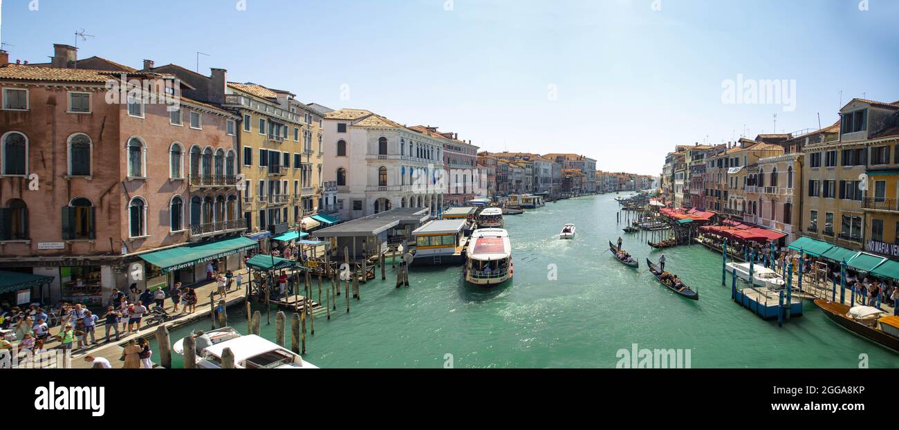 Canale Grande mit Touristen Gondeln und Booten von oben - Venedig, Italien Stockfoto