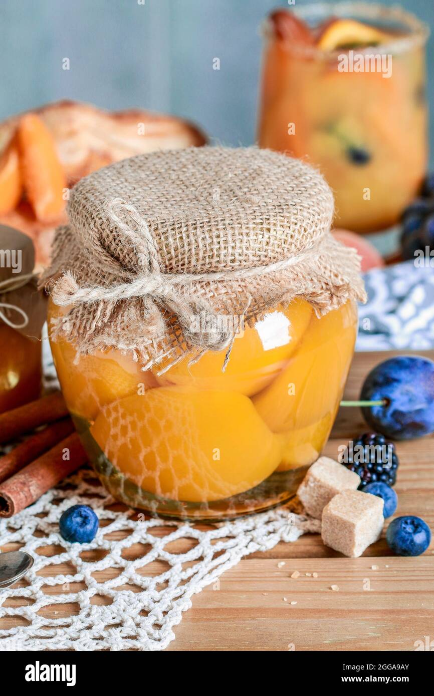 Krug mit eingelegten Pfirsichen. Gesunde Ernährung Stockfoto