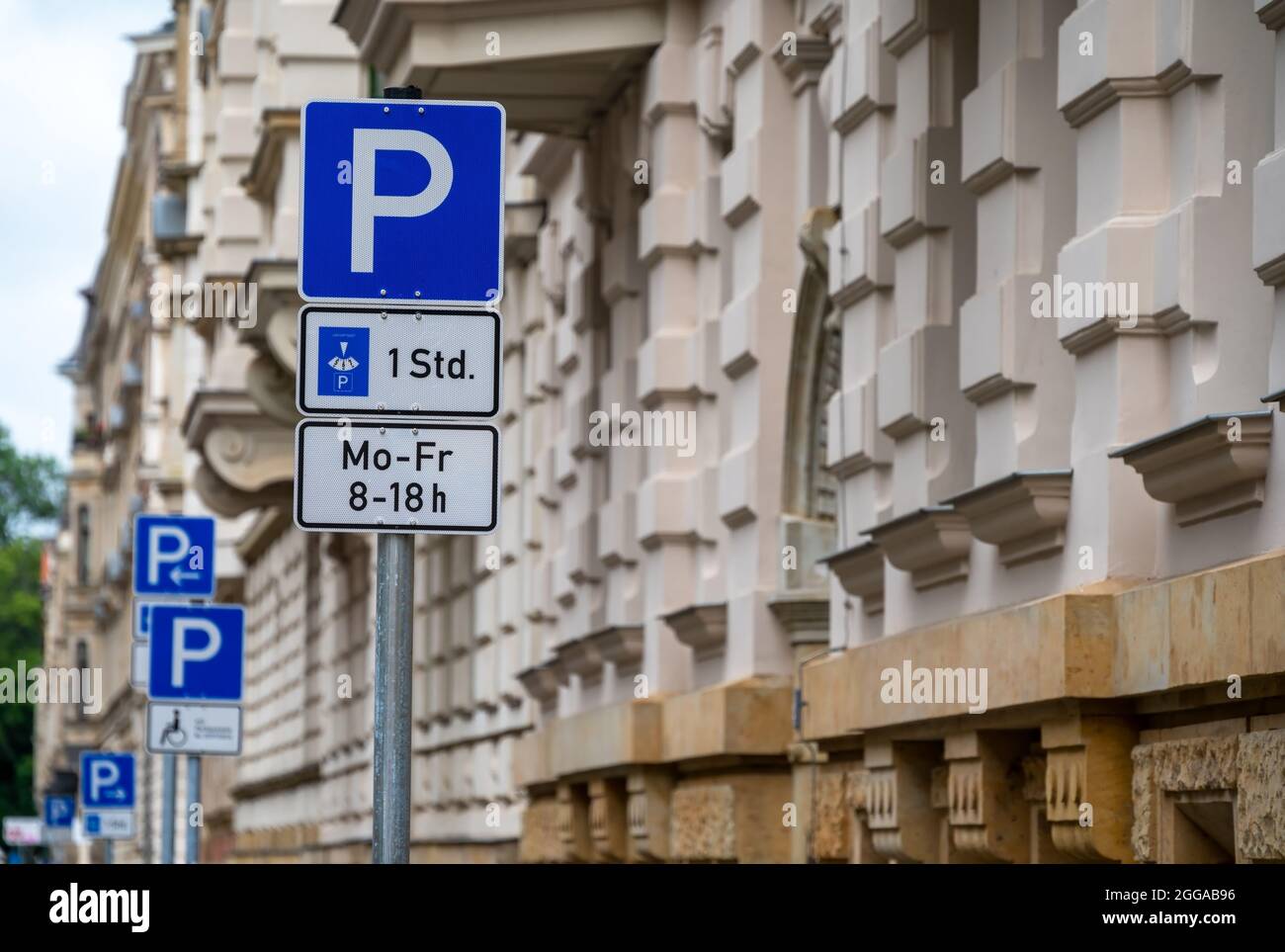 Typisch deutsche Anhäufung von Verkehrsschildern mit verschiedenen Parkanweisungen Stockfoto