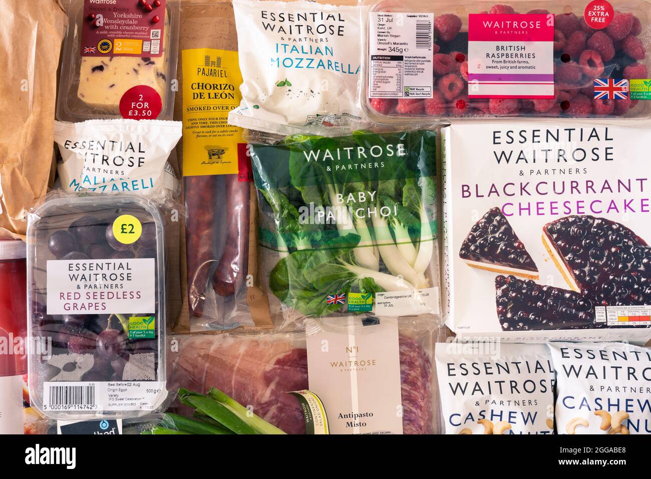 Eine Auswahl an frischen Lebensmitteln, die in Karton- und Kunststoffverpackungen verpackt sind, vom britischen Supermarkt Waitrose Stockfoto
