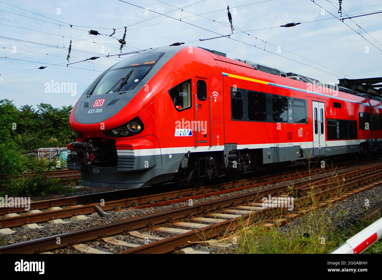 FRANKFURT, DEUTSCHLAND - 12. Aug 2021: Eine Pesa Link III kommt von der Main-Neckar-Brücke in Richtung Frankfurter Hauptbahnhof. Hai-Face-Design. Regionale c Stockfoto