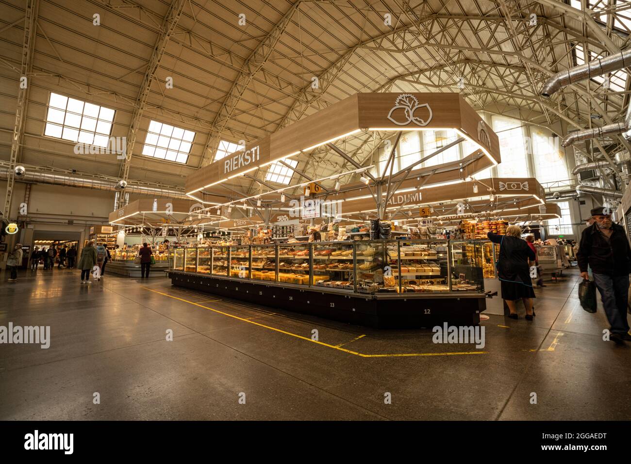 Riga, Lettland. August 2021. Innenansicht der Verkaufstheken im zentralen Markt im Stadtzentrum Stockfoto