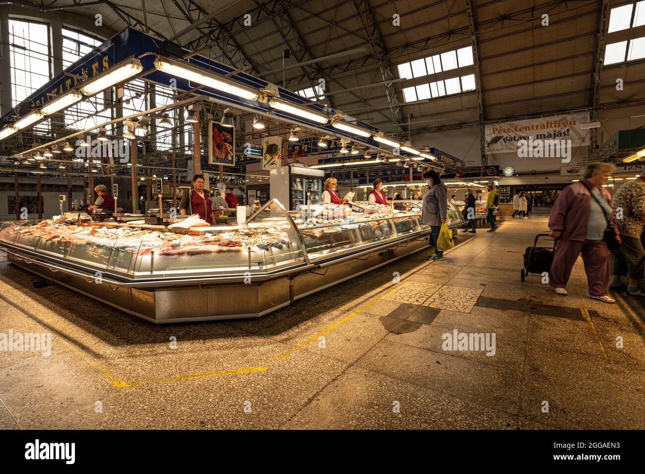 Riga, Lettland. August 2021. Innenansicht der Verkaufstheken im zentralen Markt im Stadtzentrum Stockfoto