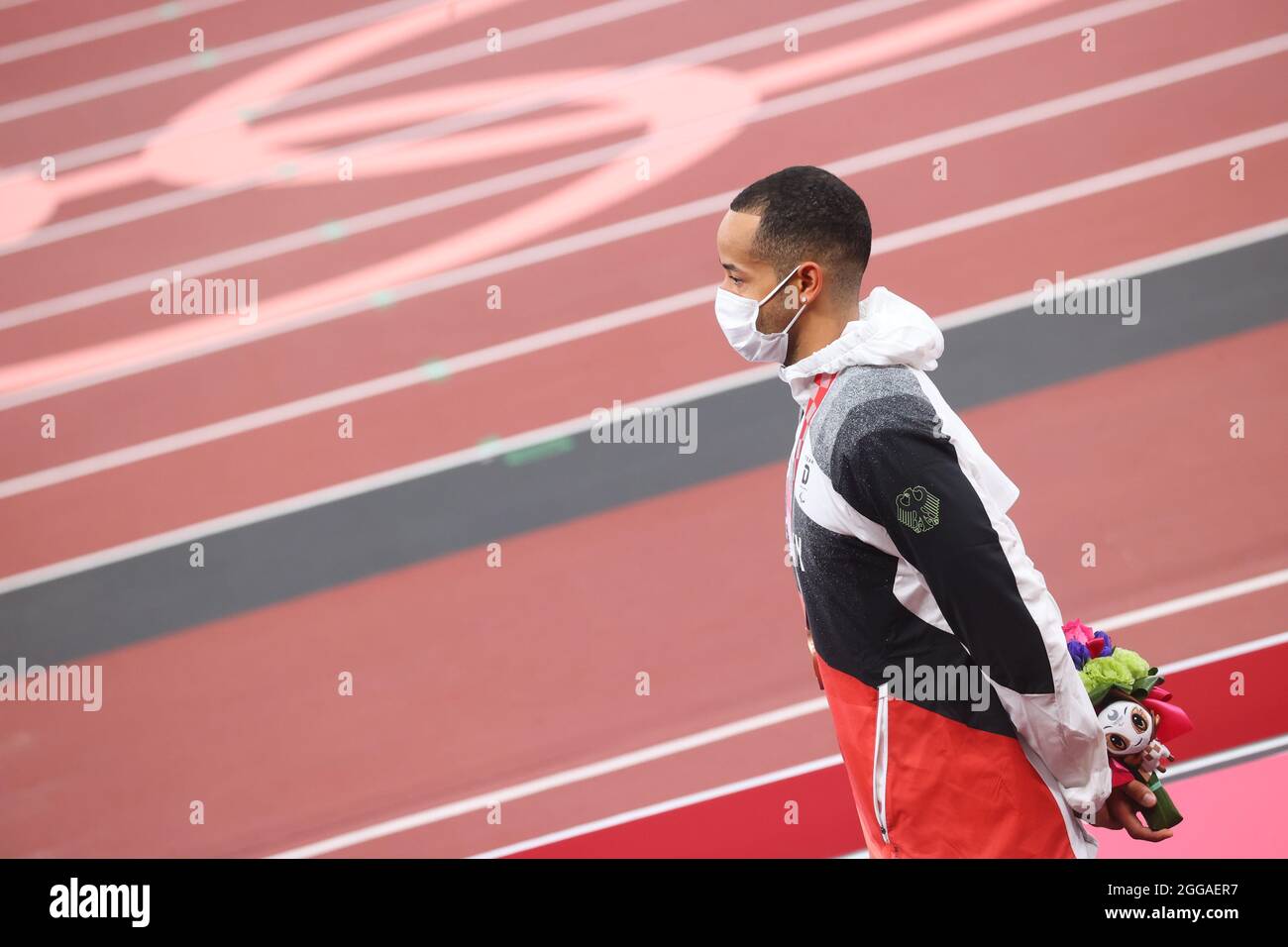 Tokio, Japan. August 2021. Paralympics: Leichtathletik, 100 m Männer, T63, Preisverleihung im Olympiastadion. Leon Schäfer aus Deutschland steht mit seiner Bronzemedaille auf dem Podium. Quelle: Karl-Josef Hildenbrand/dpa/Alamy Live News Stockfoto